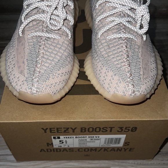 Yeezy Boost 350 V2 Synth Non Reflective - Picture 2 of 12